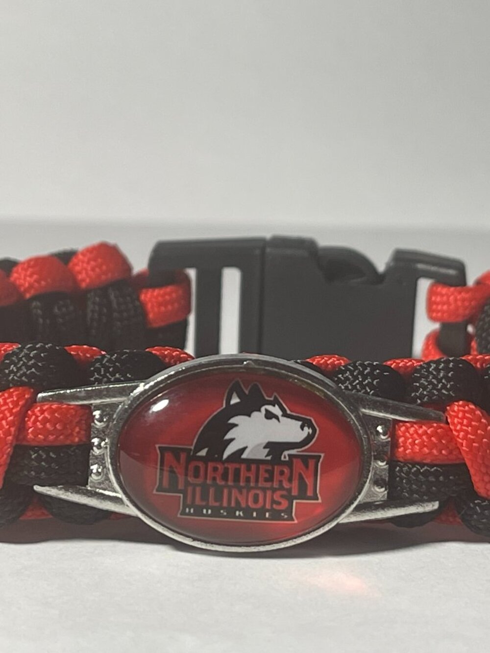 Northern Illinois Huskies NCAA Paracord Bracelet NEW